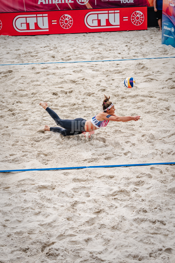 Beachvolleyball | Frauen | German Beach Tour 2024 | Tourstop Düsseldorf | 19.05.2024 | Isabel Schneider macht sich lang für den Ball