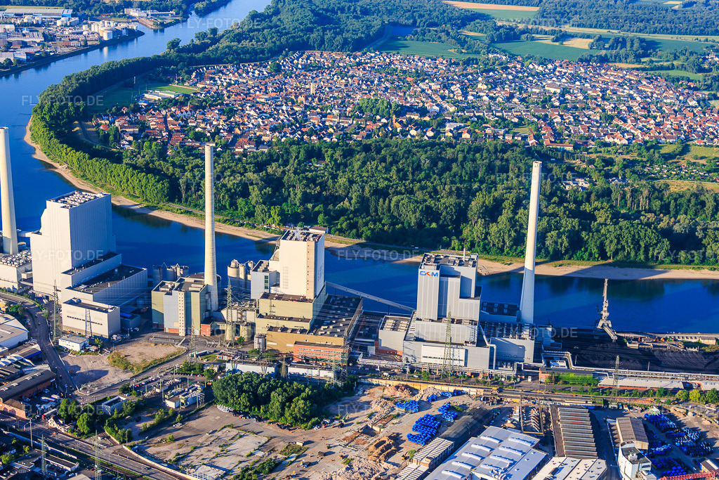 Luftbild: Neuere Blöcke des Grosskraftwerk Mannheim am Rheinufer im Hintergrund Altrip im Ortsteil Neckarau in Mannheim im Bundesland Baden-Württemberg in Deutschland. – Foto: IMG_157446.jpg vom 18.06.2026 durch Werner Riehm/FLY-FOTO.de – Auflösung des Originals: 5751 x 3834 px – Grosskraftwerk Mannheim
