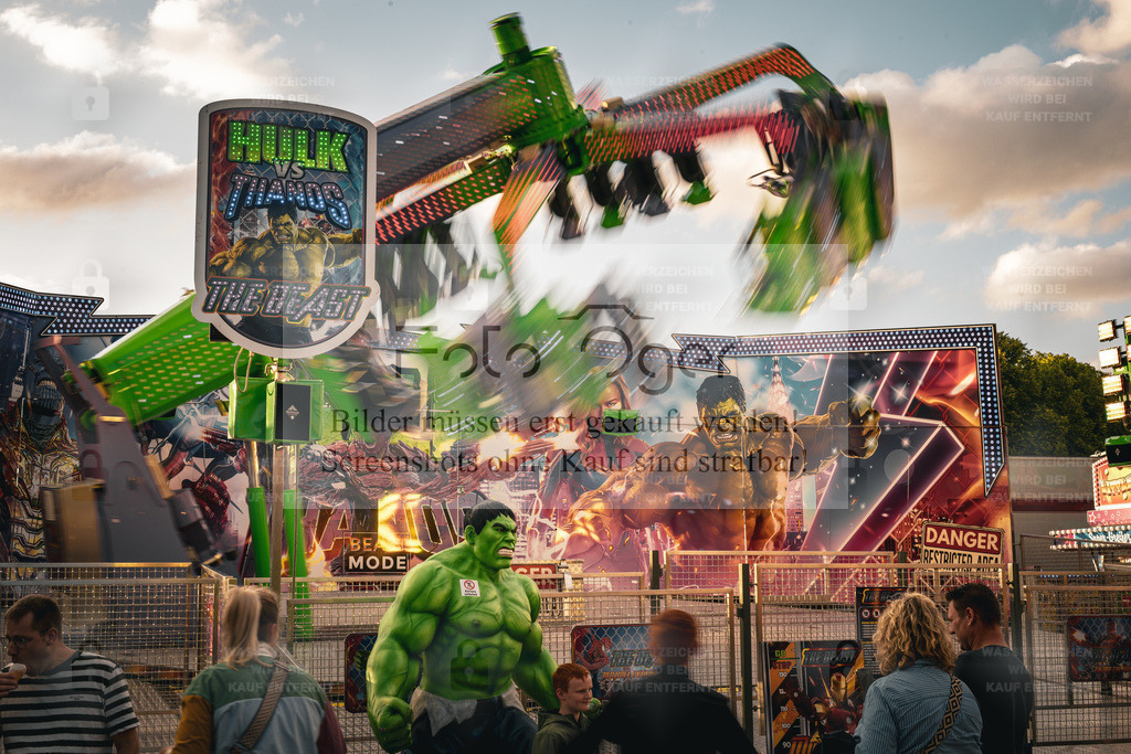 Kirmes-Action – Hulk vs. Thanos in Bewegung | Pure Energie in Grün und Rot: Das Fahrgeschäft „The Beast – Hulk vs. Thanos“ erweckt die Comicwelt auf der Kirmes zum Leben.Bewegung, Licht und Farbe verschmelzen in diesem Moment zu einem dynamischen Motiv voller Action und Atmosphäre.Ein Foto, das die besondere Stimmung der Kirmes einfängt – laut, bunt und einfach faszinierend. - Realisiert mit Pictrs.com