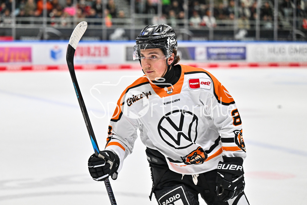 Augsburger Panther - Grizzlys Wolfsburg | AUGSBURG, GERMANY - 15. MARCH: Matt CHOUPANI (Grizzlys Wolfsburg 89) freut sich nach seinem verwandeltem Penalty / Tor / Torschuetze / Freude / Happy während dem Match zwischen den Augsburger Panthern und den Grizzlys Wolfsburg am 52. Spieltag der Penny DEL im Curt Frenzel Stadion