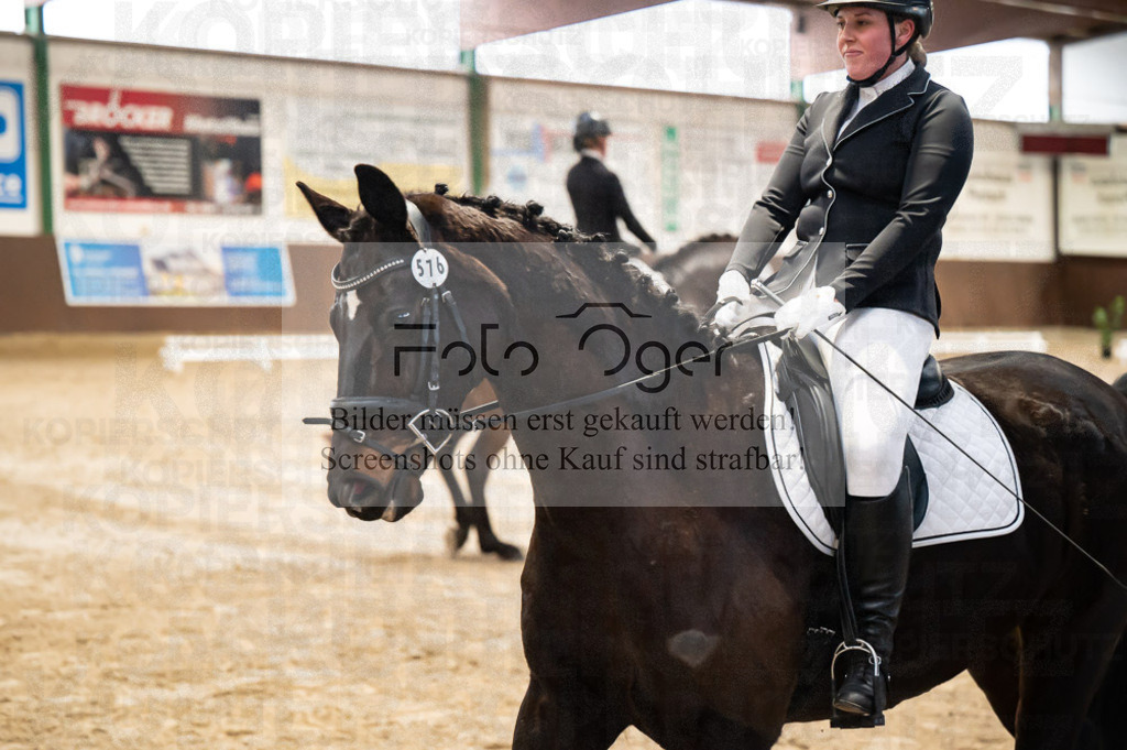 Hallenreittunier Voxtrup 2023 | Entdecke hochwertige Reitturnierfotos von Foto Oger. Professionell, emotional und authentisch – jetzt Lieblingsmomente im Shop bestellen.Deutschlandweite Turnierfotografie. - Realisiert mit Pictrs.com