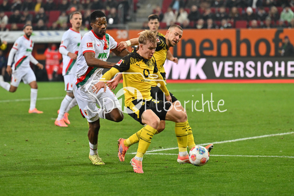 FC Augsburg - Borussia Dortmund | AUGSBURG, GERMANY - Daniel SVENSSON (Borussia Dortmund) against Samuel Emmanuel ESSENDE MBONGU (FC Augsburg 9) against Waldemar ANTON (Borussia Dortmund 3) during the bundesliga match between FC Augsburg vs. Borussia Dortmund on matchday 9 at WWK Arena on October 31, 2025 in Augsburg, Germany / DFL REGULATIONS PROHIBIT ANY USE OF PHOTOGRAPHS AS IMAGE SEQUENCES AND/OR QUASI-VIDEO