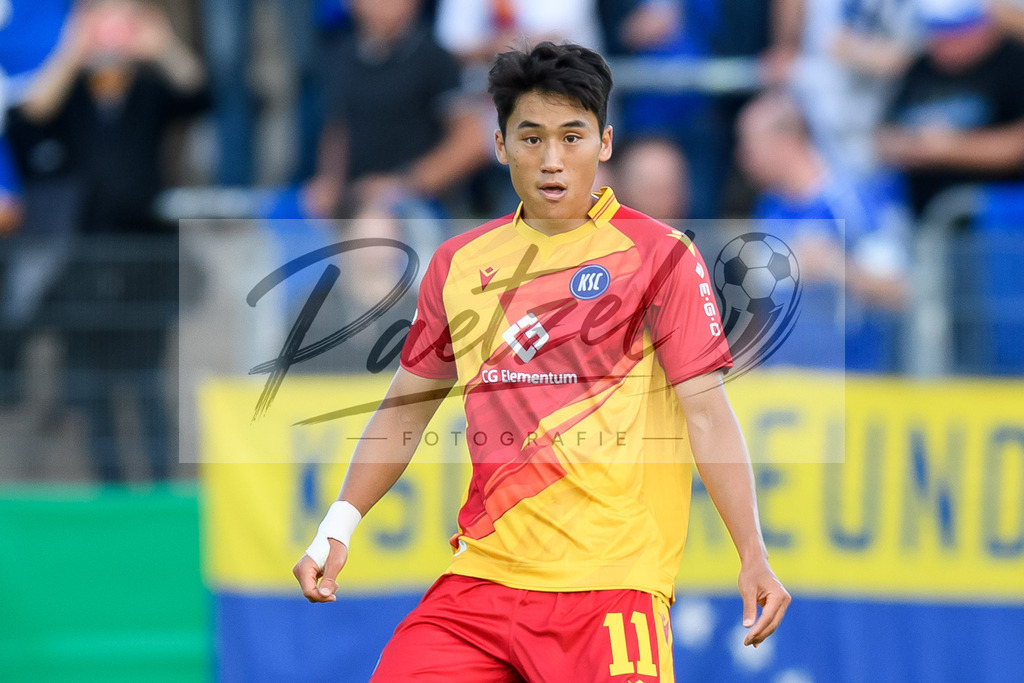 LOTKSC20210809_202 | Fussball, Herren: Kyoung-rok Choi (Karlsruher SC) schaut beim Spiel der 1. Runde im DFB-Pokal zwischen SF Lotte und Karlsruher SC im Stadion am Lotter Kreuz am 09.08.2021 in Lotte, Deutschland.DFB / DFL REGULATIONS PROHIBIT ANY USE OF PHOTOGRAPHS AS IMAGE SEQUENCES AND/OR QUASI-VIDEO. - Realisiert mit Pictrs.com
