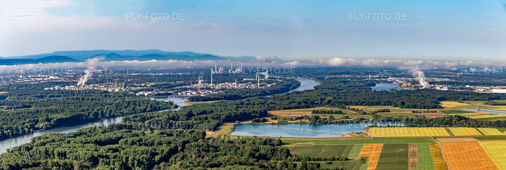 Luftbild: Panorama des Rheintals vom Rheinzaberner Baggersee bis zur MIRO hinterm Ölhafen im Ortsteil Knielingen in Karlsruhe im Bundesland Baden-Württemberg in Deutschland. Foto: IMG_141814-Pano.jpg vom 18.06.2024 durch Werner Riehm/FLY-FOTO.deAuflösung des Originals: 11974 x 4034 px