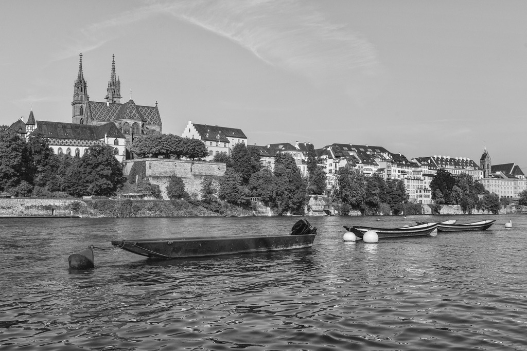 Rhein | Rhein in Basel mit Weidling Booten und Münster. - Realisiert mit Pictrs.com