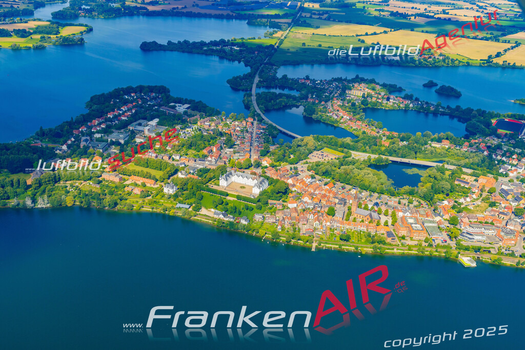 Neue Luftbildaufnahme der Stadt Plön - Das Luftbild wurde 2025 vom UL-Flugzeug heraus erstellt ( keine Drohnenaufnahme ) - Hochauflösende Luftaufnahme - für Wandbilder und großformatige Ausdrucke geeignet. Das besondere Geschenk!Hier alle&nbsp;Infos zur Lizenzierung der LuftaufnahmeWir fliegen auch dieses Jahr wieder in Ihre Region um Luftbilder zu erstellen.- Luftbild anfragen