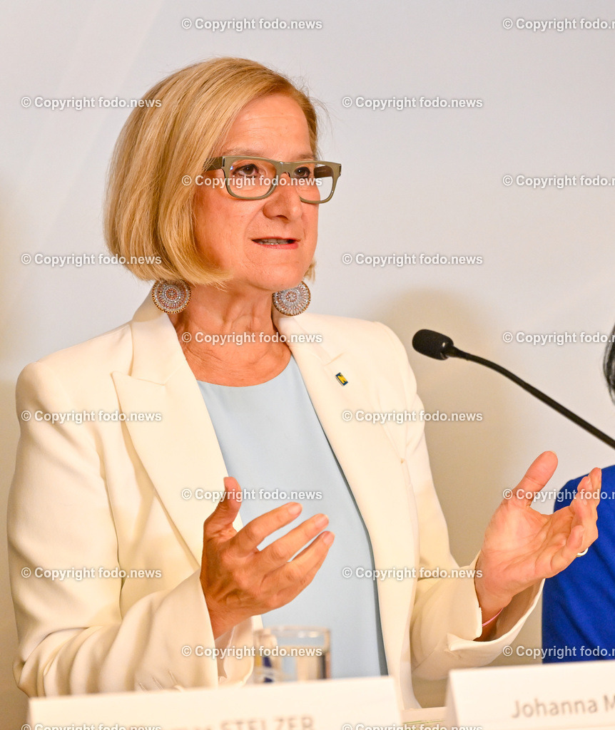 Pressekonferenz Land Ooe_ Oberoesterreich uebernimmt den Vorsitz in der Landeshauptleute-Konferenz_ 03.07.2024-45 | 03.07.2024, Linz, AUT, Pressekonferenz Land Ooe, Oberoesterreich uebernimmt den Vorsitz in der Landeshauptleute-Konferenz, im Bild Johanna Mikl-Leitner (VP, Landeshauptfrau Niederoesterreich)