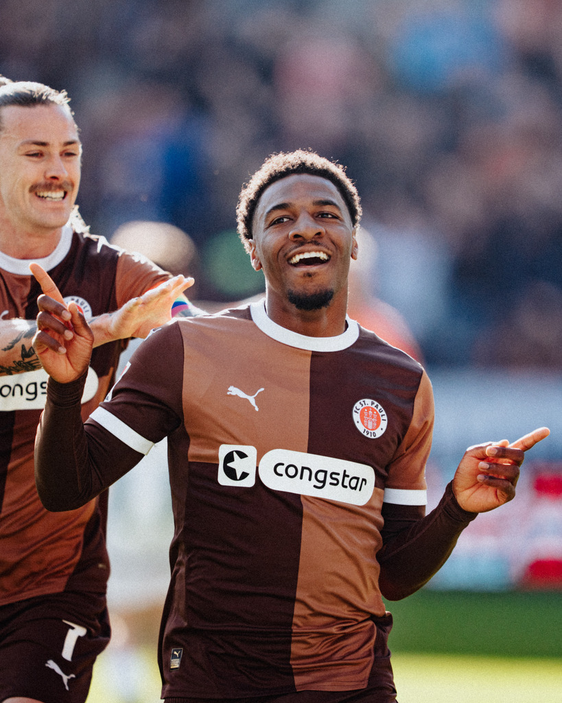 FCS02425 | Der offizielle Shop für FC St. Pauli Fotos. Wähle aus Spielszenen & Fanmomenten dein FCSP Wunschformat. Wir liefern Millerntor-Atmosphäre.
