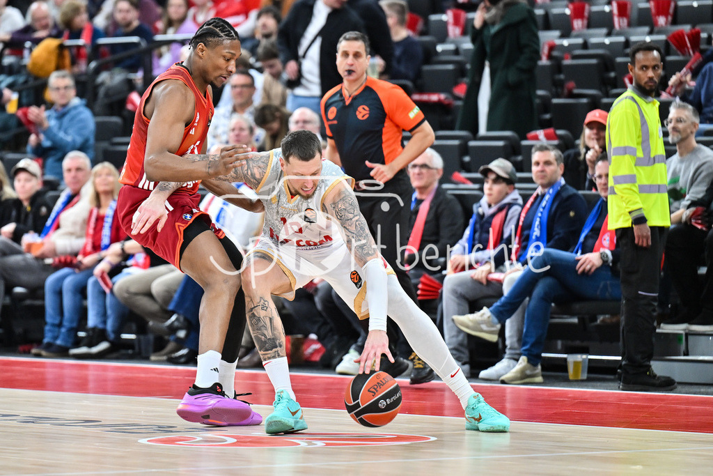 FC Bayern Basketball - AS Monaco Basket | MUNICH, GERMANY - 05. FEBRUARY: im Duell David McCORMACK (FC Bayern Basketball 33) und Daniel THEIS (AS Monaco Basket 10) während dem Match zwischen dem FC Bayern Basketball und dem AS Monaco Basket am 27. Spieltag der EuroLeague im SAP GARDEN