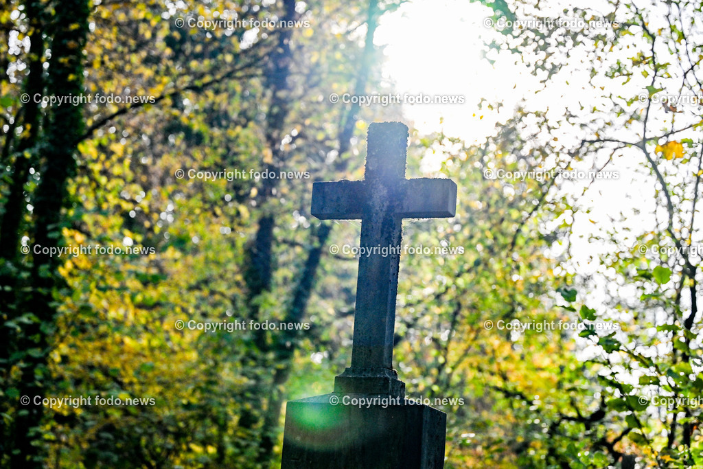 Friedhof_ Kreuz_ Kruzifix_ Jesu Christi_ Allerheiligen_ 26.10.2024-34 | 26.10.2024, Friedhof, AUT, Allerheiligen, Themenbilder im Bild Friedhof, Kreuz, Kruzifix, Jesu Christi, Allerheiligen, Engerl, Engel, Kerzen, Grab, Grablicht, Blumen, Skulptur, Grabstein, Symbolbild, Grablaterne, Grabkerze, Grabkerzen, Grablichter, Kerze, Grabkreuz, Gedenken, Bestattung, Verstorbene, Totenruhe, Grab, Urne, Blumenschmuck, Schmuck, Besucher, Feature, kreativ, creativ, Linz
