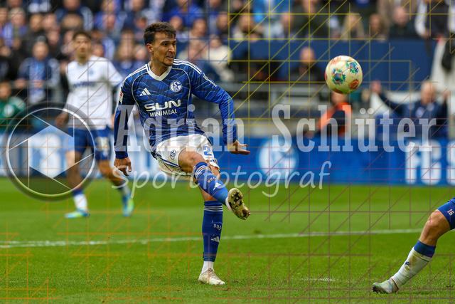 05.04.2026, GER, Fussball, Herren, 2. BL, Saison 2025/2026, FC Schalke 04 - Karlsruher SC | Dejan Ljubicic (S04) schießt aufs Tor