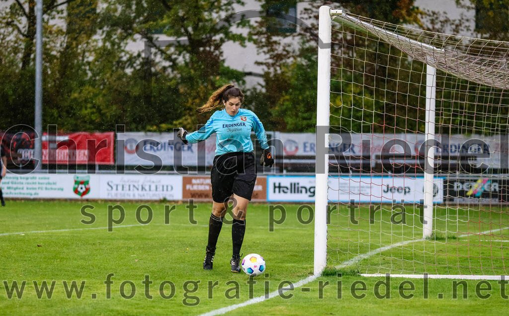 2023-10-14_059_FC_Schwaig_gegen_SV_Schechen | Oberding, Deutschland, 14.10.2023:
Fußball, Bezirksliga 2023 / 2024, 6. Spieltag, FC Schwaig gegen SV Schechen, Endergebnis: 4:3

Torfrau Sophie Zeilhofer (FC Schwaig, #1)

Foto: Christian Riedel / fotografie-riedel.net