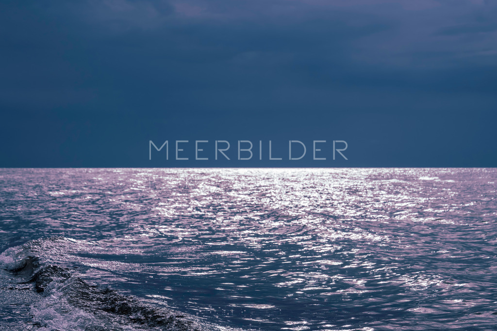 Deep Blue // Meer Bilder | Die brandneue Kollektion namens “Deep Blue” wird im Herbst präsentiert. Die Motive bestechen durch unverkennbare Linien, die vom Meer inspiriert wurden. Wellen, Wasser, Schaum, Gischt, Tropfen, Blasen und Himmel sind die Hauptelemente, die diese Kollektion zu einem wahren Meereserlebnis machen. Das Ergebnis sind einzigartige und klar definierte MEERBILDER, die die harmonische Schönheit des Meeres in einer Vielzahl an Formen widerspiegeln.