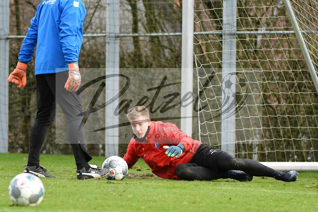 20200225_TRAOSN_0047 | Fussball, Herren: Torhueter Laurenz Beckemeyer (VfL Osnabrueck) schaut waehrend der Trainingseinheit des VfL Osnabrueck im Sportpark Illoshoehe am 25.02.2020 in Osnabrueck, Deutschland. - Realisiert mit Pictrs.com