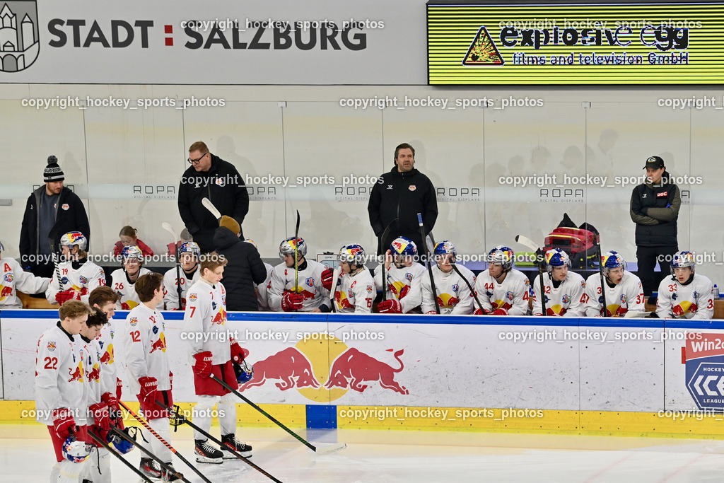 RED BULL HOCKEY JUNIORS vs. EK DIE ZELLER EISBÄREN | Spielerbank RED BULL HOCKEY JUNIORS, Headcoach RED BULL HOCKEY JUNIORS LEVIJOKI Teemu, Asisstentcoach RED BULL Hockey juniors TOMMI ROUVALI, RED BULL HOCKEY JUNIORS vs. EK DIE ZELLER EISBÄREN, RED BULL HOCKEY JUNIORS vs. EK DIE ZELLER EISBÄREN am 14.01.2025 in Salzburg (Eisarena Salzburg), Austria, (Photo by Bernd Stefan)