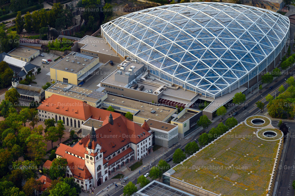 3293927 | LEIPZIG 14.09.2020 Glas- Tropenhalle Gondwanaland in Leipzig im Bundesland Sachsen. Die dreieckig angelegte Tropenhalle im Zoo an der Pfaffendorfer Straße wurde vom Büro Henchion+ Reuter Architects entworfen und in Zusammenarbeit mit der OBERMEYER Albis-Bauplan GmbH und dem Tragwerksplaner Eisenloffel Sattler + Partner von 2007 bis 2011 gebaut. // View of the Gondwanaland in Leipzig in the state of Saxony. Foto: Gerhard Launer