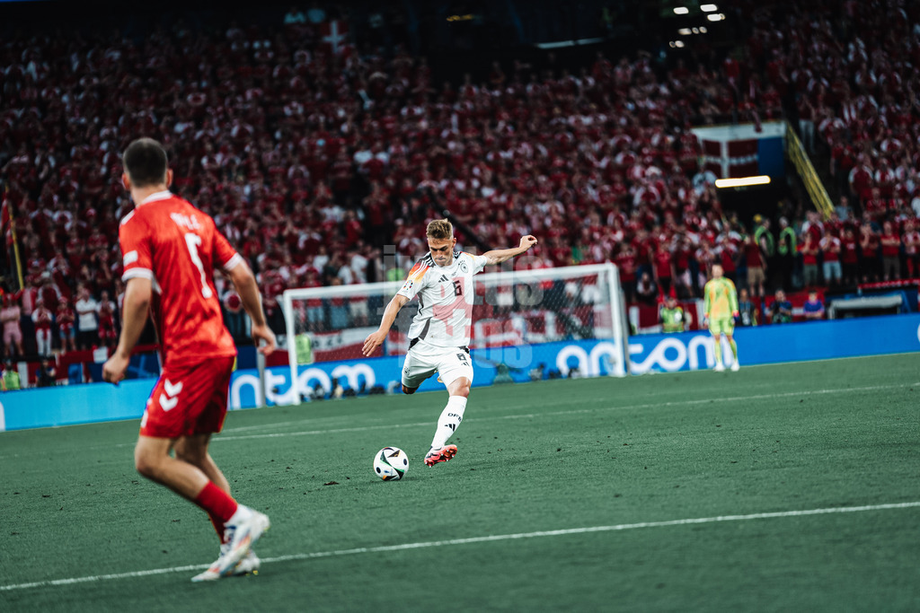 Fußball | Herren | UEFA-Fußball-Europameisterschaft 2024 | Achtelfinale | Deutschland vs. Dänemark | 29.06.2024 | Joshua Kimmich (#6, Deutschland) beim Schuss