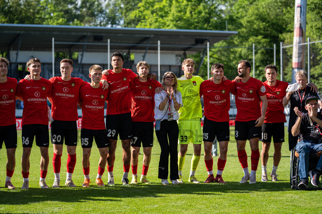 Stuttgarter Kickers vs. SG Sonnenhof Großaspach, Fussball, WFV-Pokal, Finale, 23.05.2026 | Team jubelt nach Abpfiff mit Fans, Zuschauern und Verantwortlichen,Stuttgarter Kickers vs. SG Sonnenhof Großaspach, Fussball, WFV-Pokal, Finale, 23.05.2026