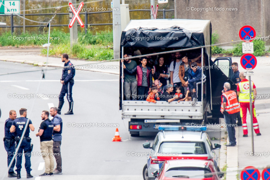 Polizeieinsatz Schlepper_ Linz Urfahr_ 27.08.2023-4 | 27.08.2023, AUT, Polizeieinsatz Linz-Urfahr, Rudolfstrasse, Aufgriff Schlepper, im Bild Fluechtlinge am LKW, Polizei, Rettung, Einsatz, Schlepper, Festnahme