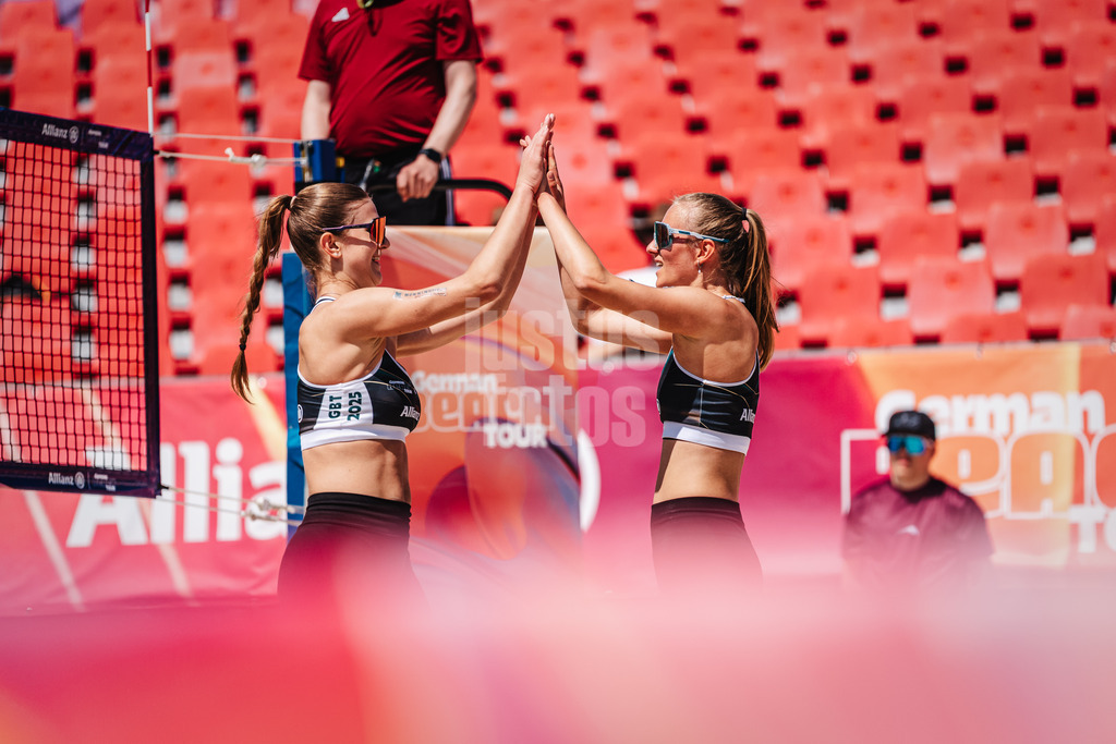 Beachvolleyball | Frauen | Allianz German Beach Tour 2025 | Tourstop Bremen | 12.06.2025 | v.l. Mila Jancar und Clara Dressen klatschein ein