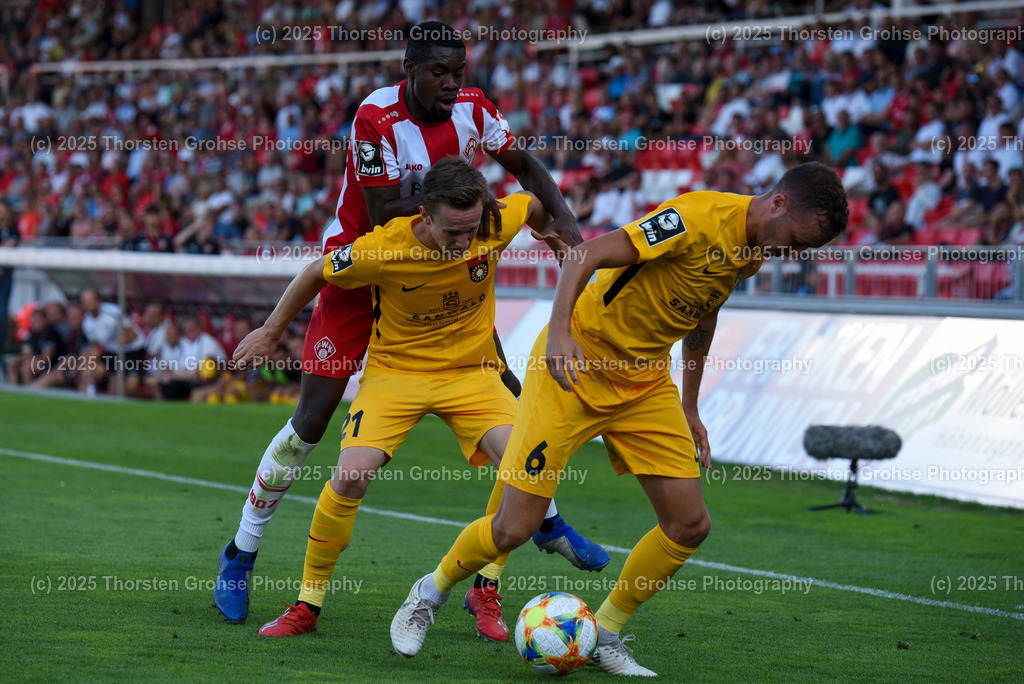 Fussball, 3. Liga, Wuerzburg Kickers vs. SG Sonnenhof Grossaspach, 30.07.2019 | Fussball, 3. Liga, Wuerzburg Kickers vs. SG Sonnenhof Grossaspach, 30.07.2019; in der Flyeralarm ARENA in Wuerzburg, (Deutschland)

Bild:  Sebastian Boesel 6 (SG Sonnenhof Grossaspach), Leroy Kwadwo 5 (Wuerzburger Kickers), Jonas Behounek 21 (SG Sonnenhof Grossaspach)

DFL REGULATIONS PROHIBIT ANY USE OF PHOTOGRAPHS as IMAGE SEQUENCES and/or QUASI-VIDEO. - Realisiert mit Pictrs.com