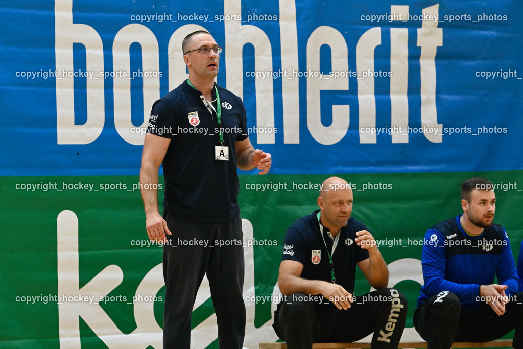 SC Ferlach vs. HC Linz AG 11.10.2023 | Headcoach SC Ferlach ARNAUDOVSKI Risto, MIKLIN Gerald, #33 STRIEBNIG Florian SC Ferlach, Spielerbank SC Ferlach, SC Ferlach vs. HC Linz AG 11.10.2023, SC Ferlach vs. HC Linz AG am 11.10.2023 in Ferlach (Ballspielhalle Ferlach), Austria, (Photo by Bernd Stefan)