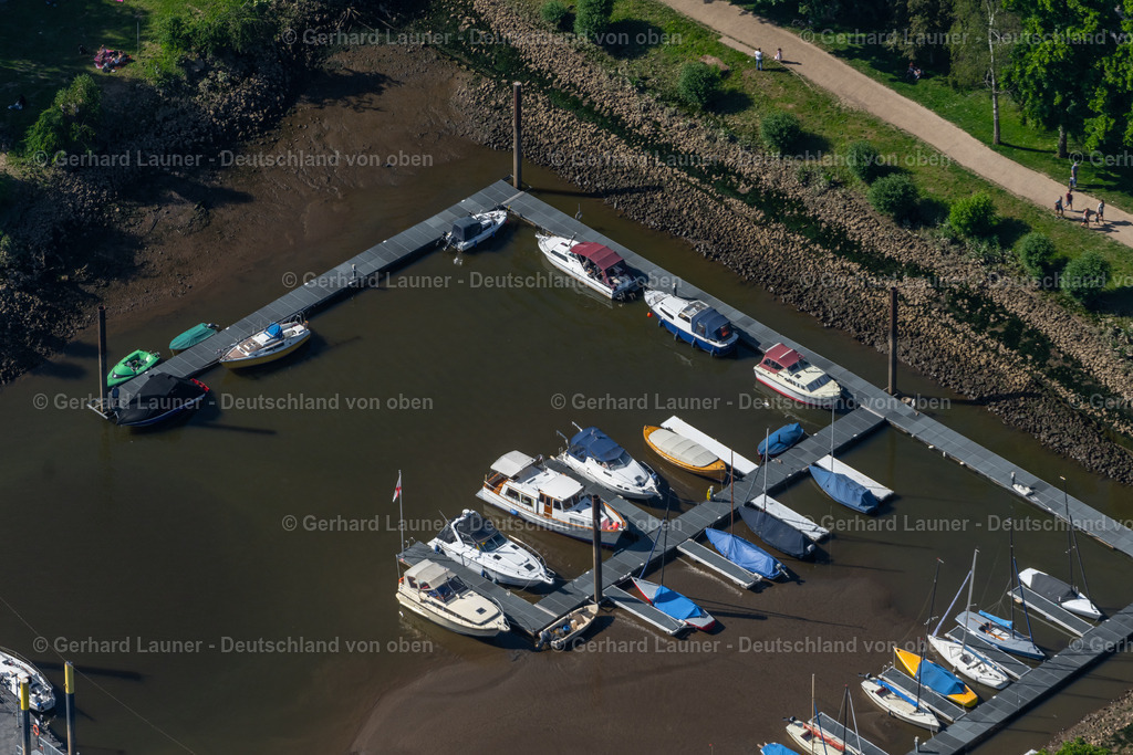 4030035 | BREMEN 01.06.2020 Sportboot und Segelboot Anlegestelle und Bootsliegeplätze im Hafen am Fluss- Uferbereichder Weser an der Straße Auf dem Peterswerder im Ortsteil Peterswerder in Bremen, Deutschland. // Pleasure boat and sailing boat mooring and boat moorings in the harbor on the river bank area of the Weser river on street Auf dem Peterswerder in the district Peterswerder in Bremen, Germany. Foto: Gerhard Launer