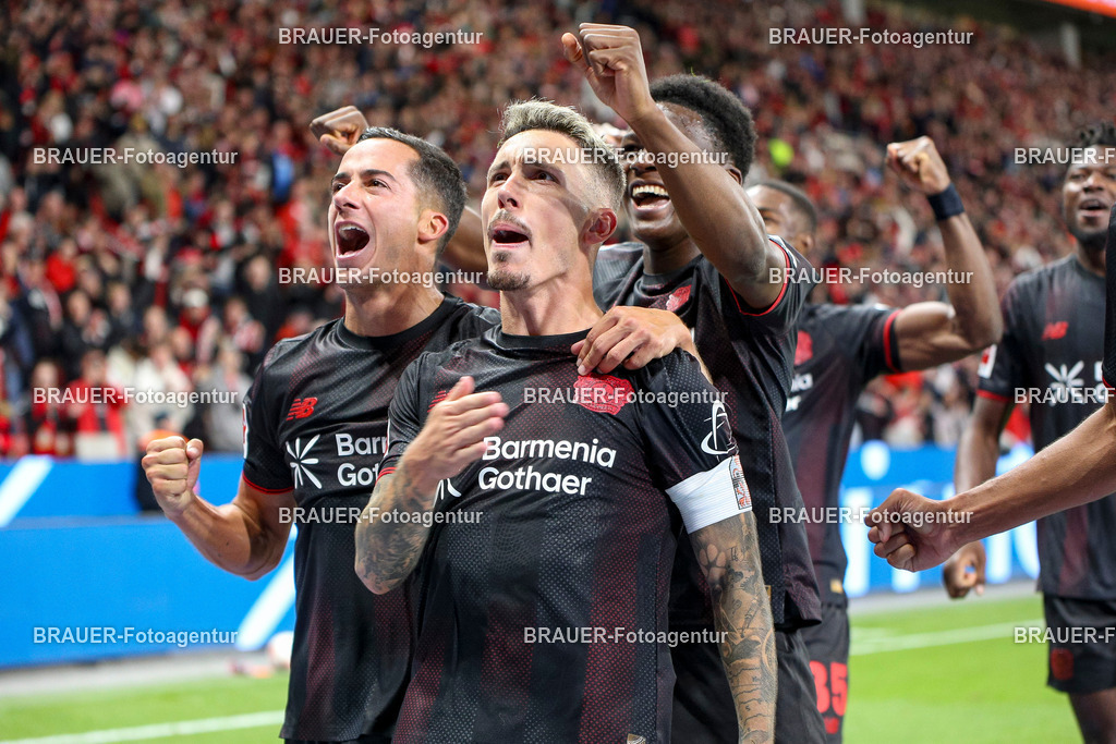 Bayer 04 Leverkusen vs Eintracht Frankfurt - Bundesliga  | Leverkusen, Deutschland, 12.09.25:   Alejandro Grimaldo (Bayer 04 Leverkusen) Torjubel, jubelt mit seiner Mannschaft nach dem Treffer zum 3:1 waehrend des Spiels der Bundesliga zwischen  Bayer 04 Leverkusen vs Eintracht Frankfurt in der BayArena(Foto von Brauer-Fotoagentur / Adrian Schlueter)