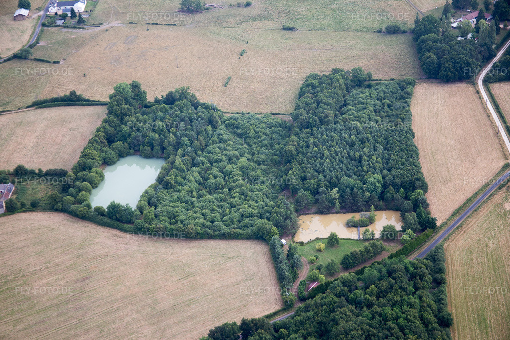 Luftbild: Ortsansicht in Vitry-aux-Loges im Bundesland Loiret in Frankreich. – Foto: IMG_082555.jpg vom 21.06.2015 durch Werner Riehm/FLY-FOTO.de – Auflösung des Originals: 5472 x 3648 px