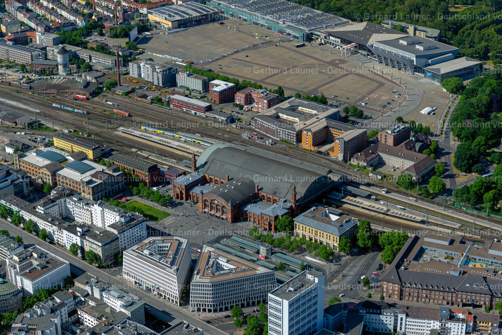 4030005 | BREMEN 01.06.2020 Gleisverlauf und Gebäude des Hauptbahnhofes " Hertz Hauptbahnhof Bremen " am Bahnhofsplatz im Ortsteil Bahnhofsvorstadt in Bremen, Deutschland. Im Vordergrund die Baustelle Bürogebäude des Verwaltungs- und Geschäftshauses City Gate Bahnhofstraße Ecke Herdentorsteinweg - Bahnhofsplatz. Weiterführende Informationen bei: Achim Griese Treuhandgesellschaft mbH,  Deutsche Bahn AG,  Hertz Autovermietung GmbH,  KoHa Bauausführungen und Immobilien GmbH,  MAX DUDLER ARCHITEKTEN AG. // Track progress and building of the main station of the railway " Hertz Central Station Bremen " on Bahnhofsplatz in the district Bahnhofsvorstadt in Bremen, Germany. Further information at: Achim Griese Treuhandgesellschaft mbH,  Deutsche Bahn AG,  Hertz Autovermietung GmbH,  KoHa Bauausfuehrungen und Immobilien GmbH,  MAX DUDLER ARCHITEKTEN AG. Foto: Gerhard Launer