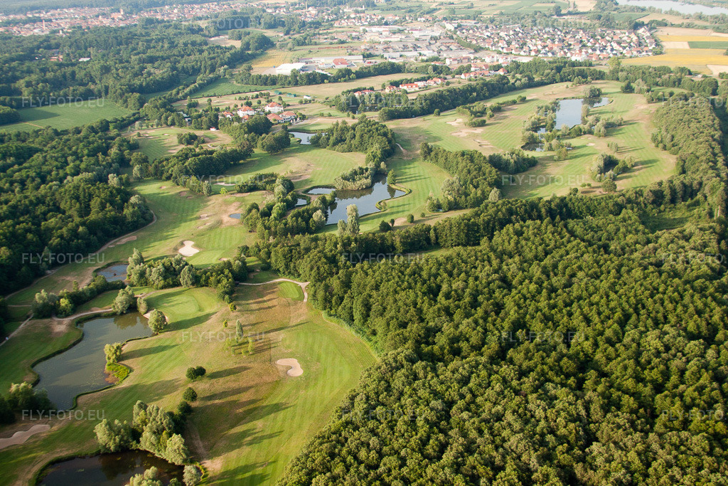 Vue aérienne: Soufflenheim, Club de golf de Soufflenheim, Baden-Baden à Schirrhein dans le département Bas Rhin, France – .Photo: IMG_30473.jpg prise le 09/07/2010 par Werner Riehm/FLY-FOTO.eu – Résolution de l'original: 4752 x 3168 px