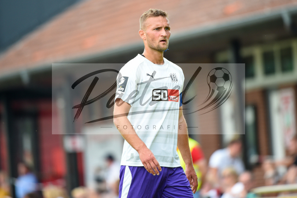 BSBOSN_20210626_0107 | Fussball, Herren: Timo Beermann (VfL Osnabrueck) schaut beim Testspiel zwischen TuS Bersenbrueck und VfL Osnabrueck im Hasestadion am 26.06.2021 in Bersenbrueck, Deutschland. - Realisiert mit Pictrs.com