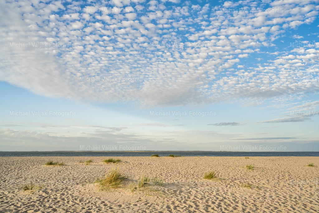 Einsamer Strand auf Sylt | Am nördlichsten Punkt von Deutschland findet man Ruhe, Einsamkeit und Entspannung. Kaum ein Mensch ist dort unterwegs, selbst in der Hauptsaison ist es sehr ruhig dort, vor allem in den frühen Morgen- und Abendstunden. Ein Ort zum Genießen und Entschleunigen. - Realisiert mit Pictrs.com