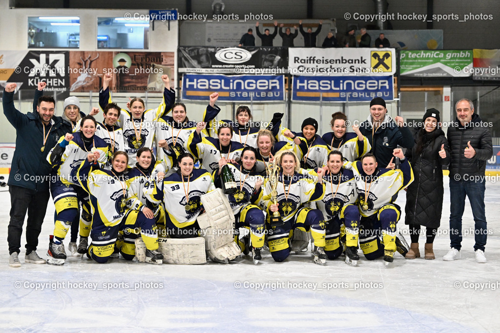 WILDCATS PATERNION & Lady Hawks Siegerehrung-Meisterfeier | Meisterfoto 2024/25 Wildcats Paternion, Mannschaftsfoto Wildcats Paternion, KEHV-Wettspielreferent Michael Baumer, KEHV-Damenreferentin Sabine Huber, WILDCATS PATERNION &amp; Lady Hawks Siegerehrung-Meisterfeier, WILDCATS PATERNION &amp; Lady Hawks Siegerehrung-Meisterfeier am 12.03.2025 in Steindorf (Ossiachersee Halle), Austria, (Photo by Bernd Stefan)