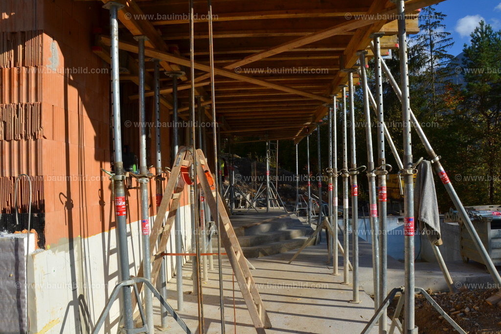 Deckenschalung Kragplatte | Eingeschalte und unterstellte Balkonplatte