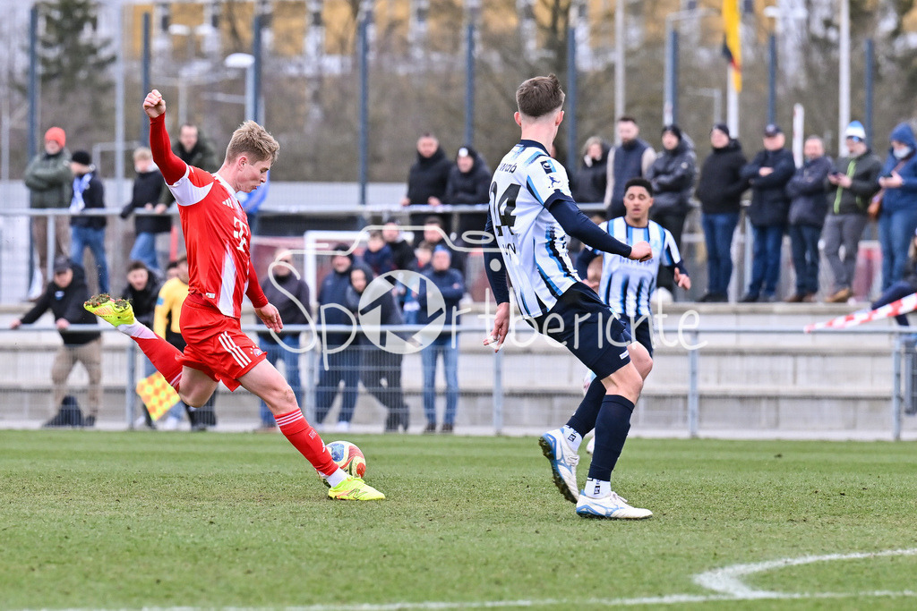 FC Bayern Amateure - Stuttgarter Kickers | MUNICH, GERMANY - 07. FEBRUARY: in dieser Szene versucht sich Anton HEINZ (FC Bayern München II 9) mit einem Torschuss während dem Testspiel zwischen den Amateuren des FC Bayern und den Stuttgarter Kickers am FC Bayern Campus