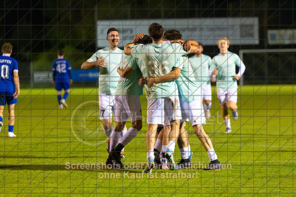 20261015_204621_0243_(c)_by_PhotoPeet | Torjubel nach dem 1:0 - 3 Punkte bleiben in SalachTSG Salach (türkis) vs. VfB Neuffen (blau), Fußball, Bezirksliga - Bezirk Neckar/Fils, 08. Spieltag, Saison 2026/2027, Rasensportplatz, Staufenecker Straße, 73084 Salach, 15.10.2026 - 19:30 Uhr,Foto: PhotoPeet / Sport- &amp; Eventfotografie / Peter Harich