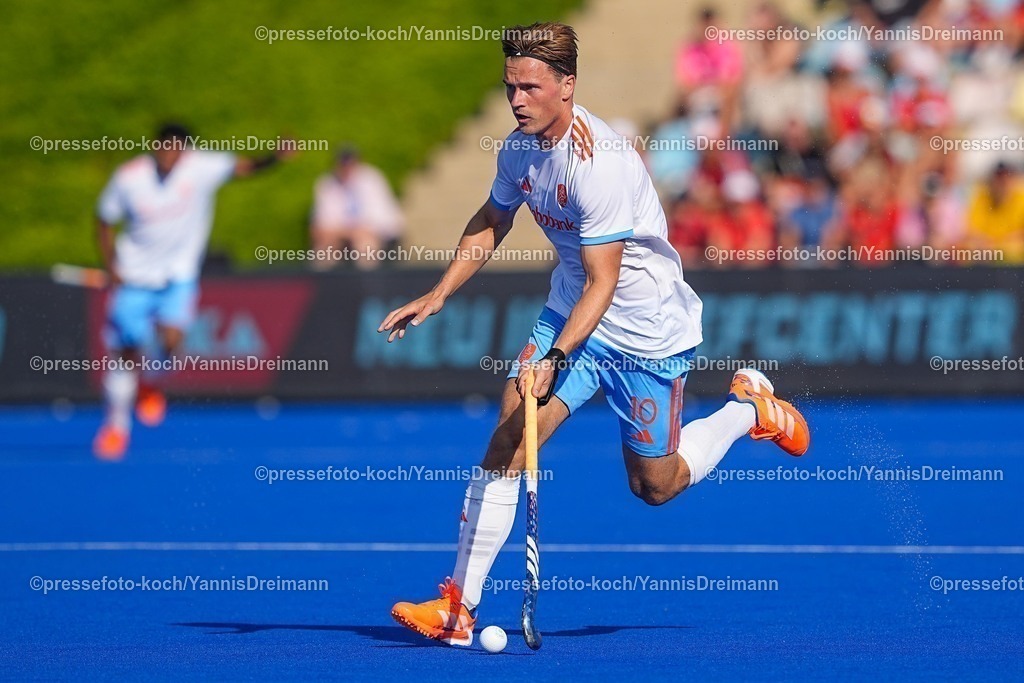 xydrx10082504019 | 10.08.2025, xydrx, Herren EuroHockey Championship 2025, Gruppenphase, Gruppe A, Belgien - Niederlande, Sparkassenpark Mönchengladbach: Jorrit Croon (NED #10)