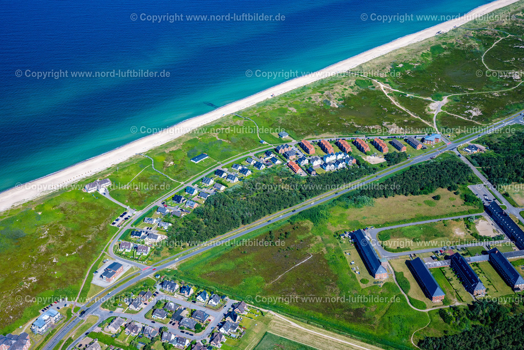 Sylt_Rantum_Am_Sandwall_ELS_3309210625 | SYLT 21.06.2025 Ferienhaus Anlage " Am Sandwall " an der Straße Am Sandwall in Sylt an der Nordsee im Bundesland Schleswig-Holstein, Deutschland. // Holiday house plant of the park " Am Sandwall " on street Am Sandwall in Sylt at the North Sea in the state Schleswig-Holstein, Germany. Foto: Martin Elsen