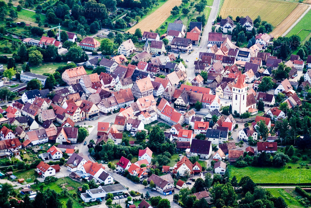 Luftbild: Ortsansicht der Straßen und Häuser der Wohngebiete im Ortsteil Mönchberg in Herrenberg im Bundesland Baden-Württemberg in Deutschland. Foto: IMG_12270.jpg vom 02.08.2008 durch Werner Riehm/FLY-FOTO.de
