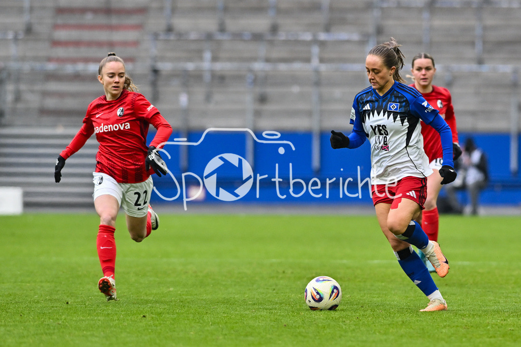 Hamburger SV - SC Freiburg | HAMBURG, GERMANY - 01. FEBRUARY: im Duell Lisa KOLB (SC Freiburg Frauen 22) und Camilla LINBERG (Hamburger SV Frauen 47) während dem Match zwischen dem Hamburger SV und dem SC Freiburg am 16. Spieltag der Google Pixel Frauen-Bundesliga im Volksparkstadion
