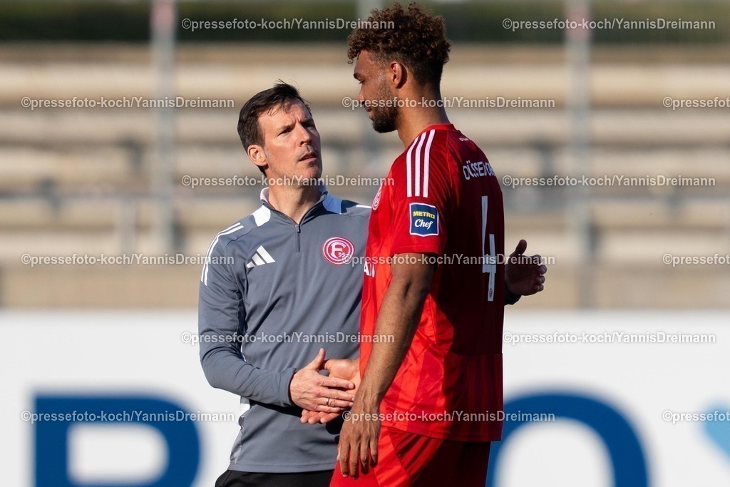 xYDR08032501119 | 08.03.2025, xydrx, Fußball, Fortuna Düsseldorf II (U23) - FC Gütersloh, Regionalliga West, Paul-Janes-Stadion: Jens Langeneke (Trainer Fortuna Düsseldorf II) im Gespräch mit Elias Egouli (Düsseldorf II #4)