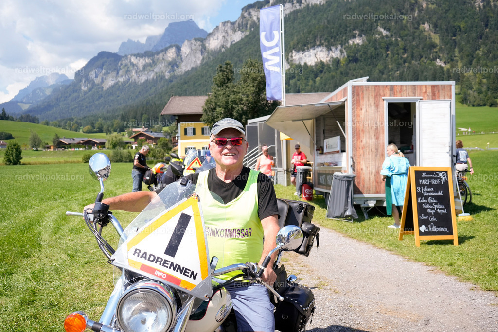 73_20230817_Bewerb_Maenner_Muehlanger | AUT - OESTERREICH, 2023-08-16: SPORT RENNRAD-FAHREN - 55. INTERNATIONALER RADWELTPOKAL IN ST. JOHANN IN TIROL  - Vintage-Radrennen mit WM-Bronze-Medaillen-Siegerin Christina Schweinberger, den Teilnehmer und Alexander Baumann (vom Orginastions-Team) - TAG 2 BEWERB MAENNER IN SECHS GRUPPEN  ; Foto: Roland Muehlanger
