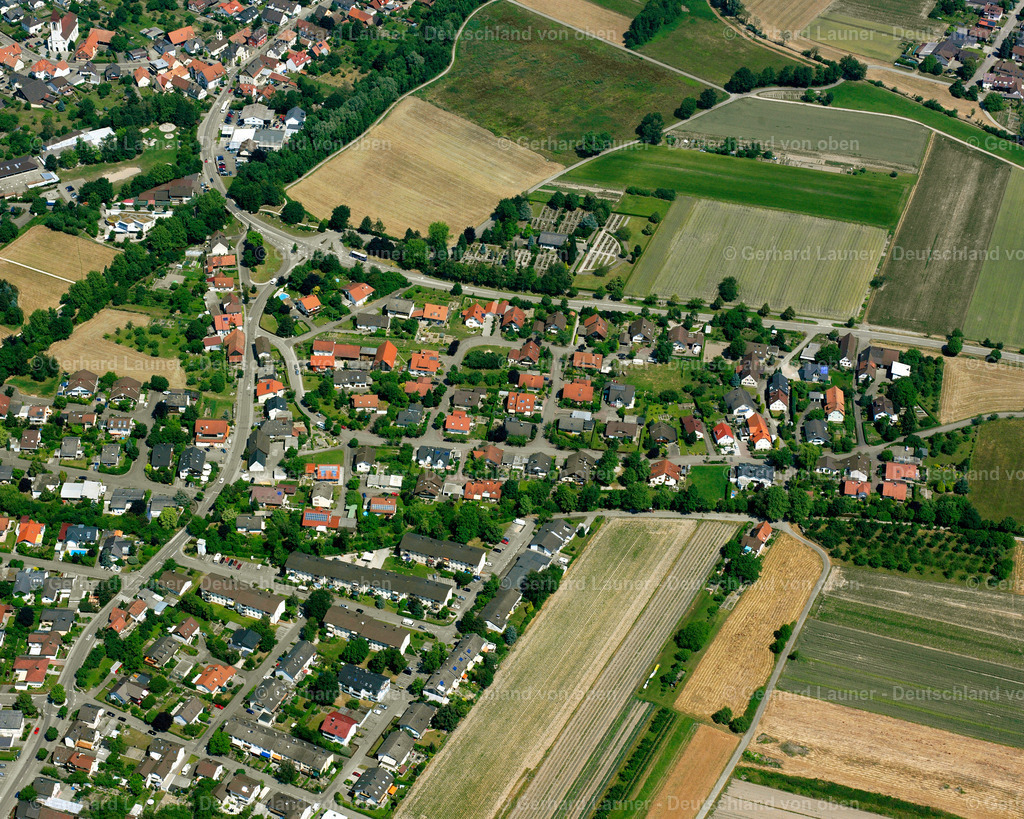 2526183 | WEITENUNG 01.08.2005 Wohngebiets- Baustelle einer Mischbebauung mit Mehrfamilienhäusern und Einfamilienhäusern- Neubau an der  in Weitenung im Bundesland Baden-Württemberg, Deutschland // Residential area construction site of a mixed development with multi-family houses and single-family houses- New building at the  in Weitenung in the state Baden-Wuerttemberg, Germany Foto: Gerhard Launer