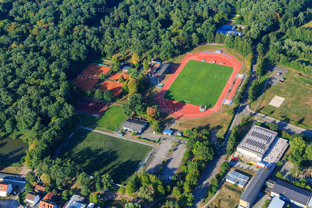 Luftbild: Bienwaldstadion in Kandel im Bundesland Rheinland-Pfalz in Deutschland. Foto: IMG_109649.jpg vom 31.07.2018 durch Werner Riehm/FLY-FOTO.de