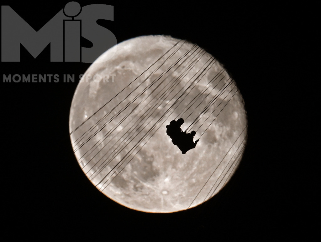 MIS_041221_bf099.JPG | 11.09.2022, Vollmond-Nacht, der Mond steht am Himmel, direkt hinter dem Fahrgeschäft "Allgäu-Flieger" im Skylinepark Rammingen. In den Gondeln des 150 Meter hohen Kettenkarusells kann man in dieser Nacht bis zum Mond und zurück fliegen... Fotografiert mit 800mm Teleobjektiv.   - Realisiert mit Pictrs.com