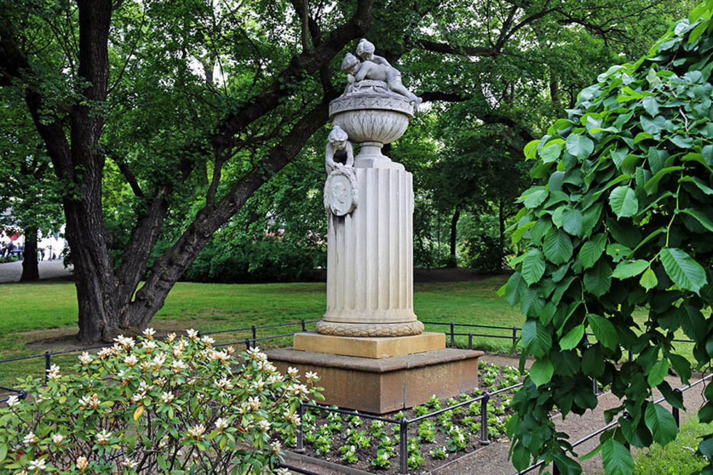 Foto: Leipzig - Gellert-Denkmal | Das Team hinter BILDLEXIKON LEIPZIG bündelt historische wie aktuelle Informationen über die Stadt Leipzig in Text und Bild auf einer Plattform und stellt diese der interessierten Öffentlichkeit zur Verfügung.