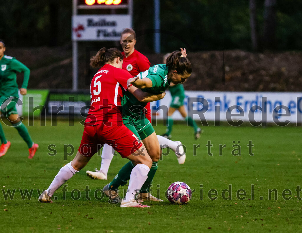 2023-10-21_035_FC_Forstern_gegen_FC_Ezelsdorf | Forstern, Deutschland, 21.10.2023:
Fußball, Frauen Bayernliga 2023 / 2024, 8. Spieltag, FC Forstern gegen FC Ezelsdorf, Endergebnis: 2:1

Hannah Baumann (FC Forstern, #15), Jenny Hallmann (FC Ezelsdorf, #16)

Foto: Christian Riedel / fotografie-riedel.net