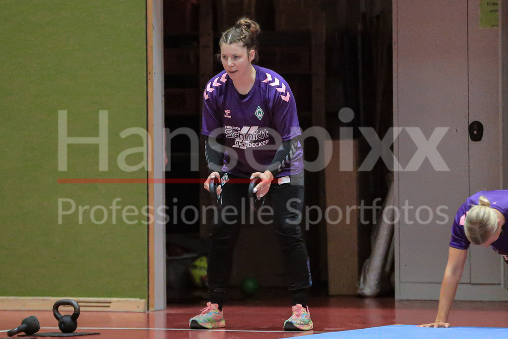 Handball, 2. Bundesliga Frauen, Training SV Werder Bremen | v.li.: Elaine Rode (SV Werder Bremen, 77) bei einer Übung, Trainingsübung