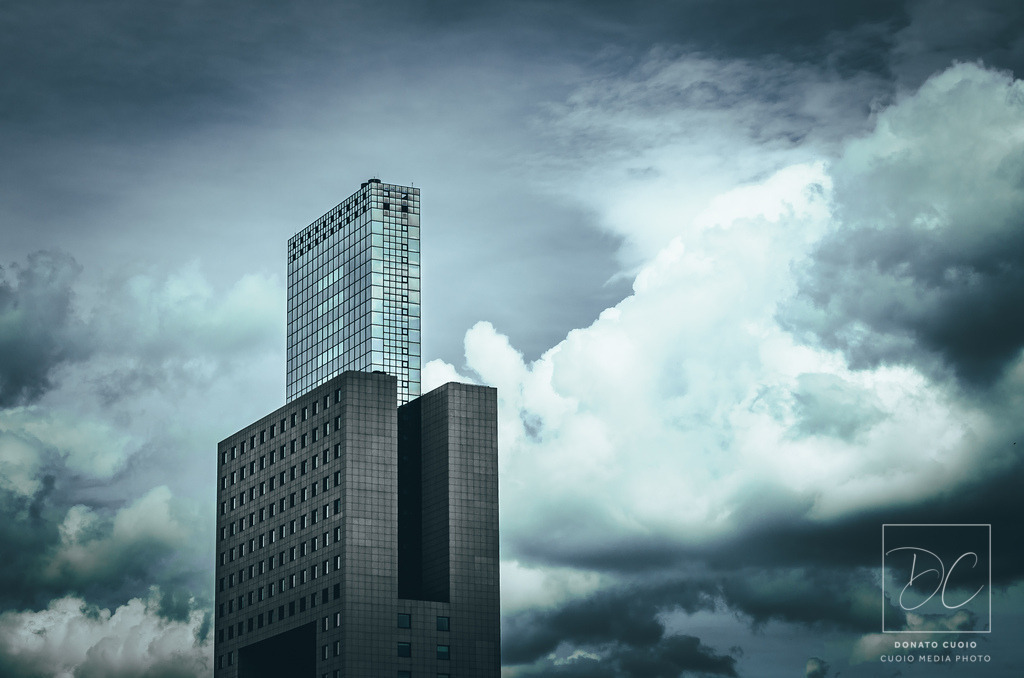 Messe Torhaus Frankfurt – Architektonische Eleganz im urbanen Himmel | Dieses beeindruckende Foto zeigt das Messe Torhaus Frankfurt, eine ikonische Architektur im Herzen der Frankfurter Messe. Die dramatische Himmelskulisse verleiht dem Motiv eine einzigartige Atmosphäre und hebt die moderne Baukunst hervor. Die Kombination aus klaren Linien, Glasfassade und urbanem Design macht dieses Bild ideal für Architektur-Liebhaber, Stadtfotografie und Business-Designs.Perfekt für Websites, Printmedien oder Inneneinrichtung, verleiht dieses architektonische Fotokunstwerk jedem Raum oder Projekt eine stilvolle Note. - Realisiert mit Pictrs.com